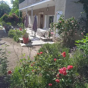 https://maison-calme-avec-piscine-entouree-de-son-parc.hotels-rhonealpes.com